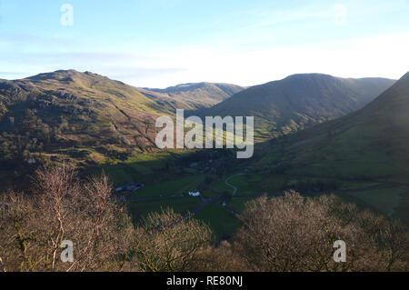 Il Wainwrights Brock Crags,la Knott & Gray roccioso dal bosco sotto Hartsop sopra come in Dovedale, Parco Nazionale del Distretto dei Laghi, Cumbria, Inghilterra. Foto Stock