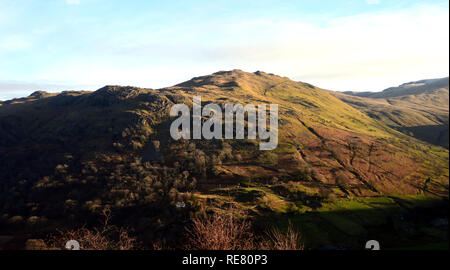 La Wainwright Brock Crags dal N/E colmo di Hartsop sopra come in Dovedale, Parco Nazionale del Distretto dei Laghi, Cumbria, Inghilterra, Regno Unito. Foto Stock