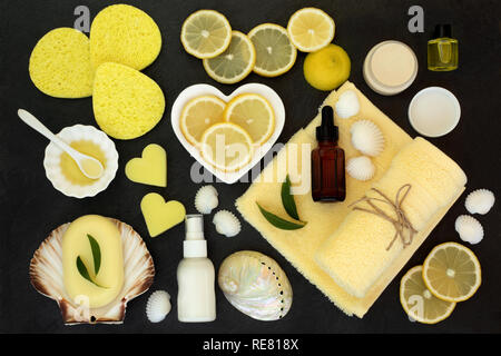 Limone spa beauty skincare & cura del corpo prodotti compresi i limoni, olio di mandorla, sapone naturale, crema idratante,lozione & aromaterapia olio essenziale. Foto Stock