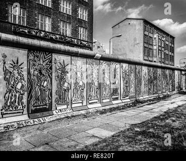 Agosto 1986, il muro di Berlino, la Statua della Libertà affreschi, lato occidentale, Berlino Est edifici, Zimmerstrasse street, Berlino Ovest lato, Germania, Europa Foto Stock