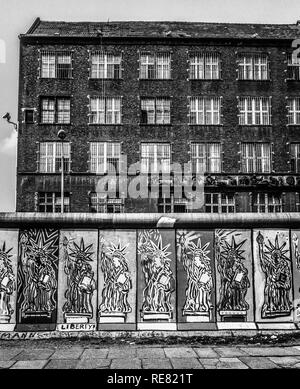 Agosto 1986, il muro di Berlino, la Statua della Libertà affreschi, lato occidentale, Berlino Est edifici, Zimmerstrasse street, Berlino Ovest lato, Germania, Europa Foto Stock