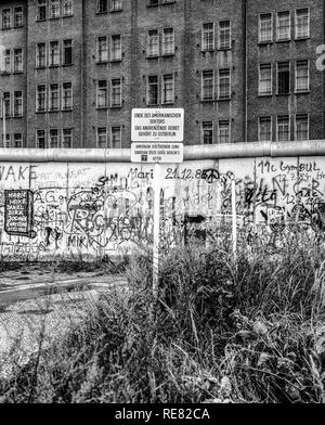 Agosto 1986, muro di Berlino graffitis, cartello di avviso per la fine del settore americano, Berlino Est edificio, Berlino Ovest lato, Germania, Europa Foto Stock