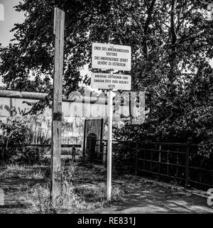 Agosto 1986, cartello di avviso per la fine del settore americano nella parte anteriore del muro di Berlino, Berlino Ovest lato, Germania, Europa Foto Stock