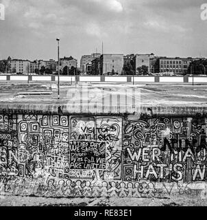 Agosto 1986, muro di Berlino graffitis a Potsdamer Platz con vista su Leipziger Platz, striscia della morte, Berlino Ovest, Germania, Europa Foto Stock