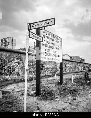 Agosto 1986, lasciando il settore americano cartello segnaletico, Zimmerstrasse strada segno, il muro di Berlino graffitis, Kreuzberg, Berlino Ovest lato, Germania, Europa Foto Stock