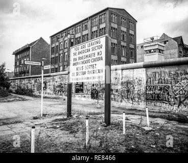 Agosto 1986, lasciando il settore americano segno di avvertimento, il muro di Berlino graffitis, Berlino Est torre di avvistamento, Zimmerstrasse strada segno, Berlino Ovest, Germania, Foto Stock
