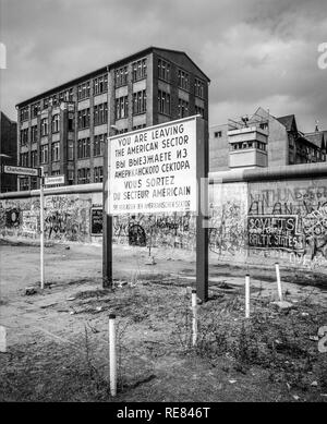 Agosto 1986, lasciando il settore americano segno di avvertimento, il muro di Berlino graffitis, Berlino Est torre di avvistamento, Zimmerstrasse strada segno, Berlino Ovest, Germania, Foto Stock