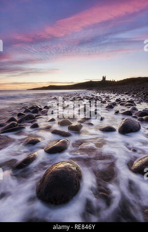 Dunstanburgh Castle e Embleton Bay, Northumberland, Inghilterra Foto Stock