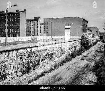 Agosto 1986, graffitis sul muro di Berlino, Berlino Est torre di avvistamento, striscia della morte, Zimmerstrasse street, Kreuzberg, Berlino Ovest lato, Germania, Europa Foto Stock