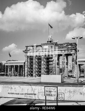 Agosto 1986, il muro di Berlino e Porta di Brandeburgo a Berlino Est, Ovest lato di Berlino, Germania, Europa Foto Stock