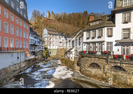 Autentica Fachwerk edifici del villaggio di Monschau Eifel Germania Foto Stock