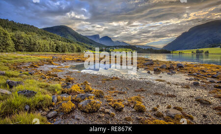 Fjord paesaggio con montagne delle rocce e delle pietre a bassa marea sulla penisola Eidsbygda Norvegia Foto Stock