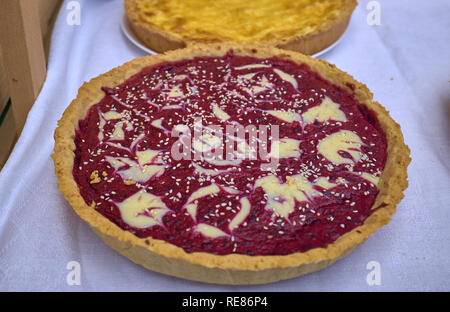 In casa lampone crostata di pasta shortcake con marmellata su un tavolo Foto Stock