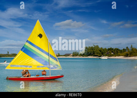 Matura in una piccola barca a vela. Spiaggia Fernandez Bay Village, Cat Island. Bahamas Foto Stock