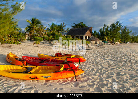 I kayak e canoe. Spiaggia di Fernandez Bay Village Hotel, Cat Island. Bahamas Foto Stock