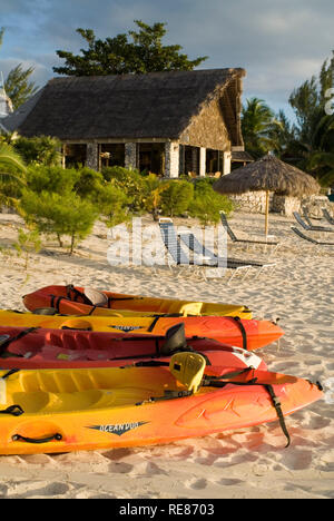 I kayak e canoe. Spiaggia di Fernandez Bay Village Hotel, Cat Island. Bahamas Foto Stock