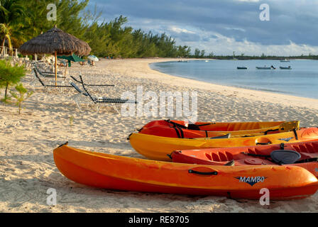 I kayak e canoe. Spiaggia di Fernandez Bay Village Hotel, Cat Island. Bahamas Foto Stock