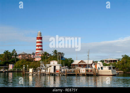 Speranza città faro, gomito Cay, Abacos. Bahamas. Faro e porto nel piccolo villaggio di speranza comune. Foto Stock