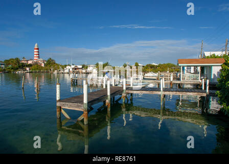 Speranza città faro, gomito Cay, Abacos. Bahamas. Faro e porto nel piccolo villaggio di speranza comune. Foto Stock