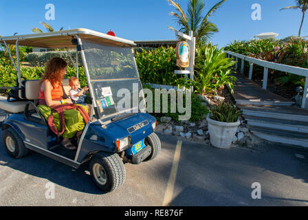 Golf auto parcheggiate al di fuori dell'Abaco Inn. Speranza comune, gomito Cay, Abacos. Bahamas Foto Stock