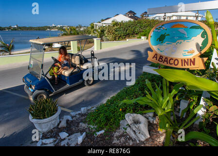 Golf auto parcheggiate al di fuori dell'Abaco Inn. Speranza comune, gomito Cay, Abacos. Bahamas Foto Stock