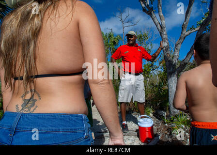 Grand Bahama, Bahamas. Guida per spiegare nel Parco nazionale Lucayan. Grand Bahama Island, Old Freetown. Foto Stock