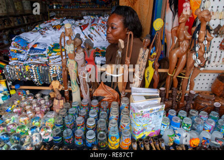 Negozio di souvenirs. Lucayan cruise terminal del porto e del marketplace Grand Bahama Bahamas Foto Stock
