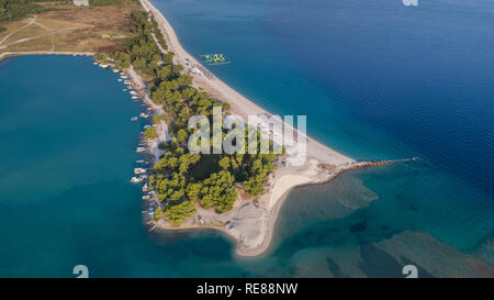 Vista aerea della spiaggia Glarokavos nella penisola Kassandra. Halkidiki, Grecia Foto Stock