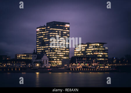 Colonia, Germania, 01.2019: vista notturna, la casa di cura del servizio cattolica caritas in Colonia. Abbazia di Deutz Foto Stock