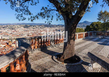 Francia, bella città dal di sopra, punto di vista collina con terrazza in ciottoli con banco di pietra e balaustra classica a Costa Azzurra Foto Stock