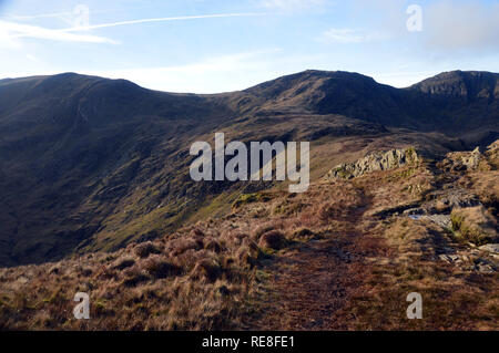 La Colomba Wainwrights roccioso e Hart roccioso dal vertice di cresta Hartsop sopra come in Dovedale, Parco Nazionale del Distretto dei Laghi, Cumbria, Inghilterra, Regno Unito. Foto Stock