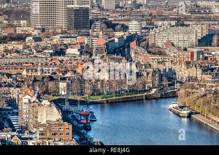 Rotterdam, Paesi Bassi, gennaio 2019: vista aerea attraverso Coolhaven verso Porto Vecchio Delfshaven, una volta che una piccola città, ora un quartiere circondano Foto Stock