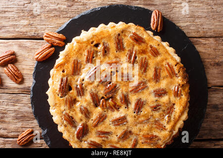 Sud Americana pecan tart close-up su una scheda di ardesia sul tavolo. parte superiore orizzontale vista da sopra Foto Stock