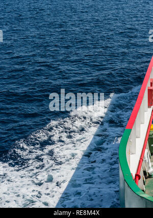 Vista del mare dalla prua di una nave traghetto attraverso lo Stretto di Messina. Visualizzazione verticale Foto Stock