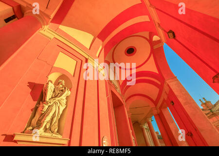 Bologna, Italia - 12 Gennaio 2018: vista dal basso della statua di Luca evangelista con bull sotto i portici del Santuario della Madonna di San Luca, antica dimora storica chiesa della Beata Vergine. Foto Stock