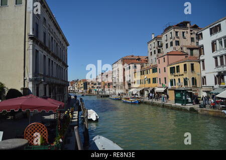 Ponte delle Guglie da Cannareggio a Venezia. Viaggi, vacanze, architettura. Marzo 28, 2015. Venezia, Veneto, Italia. Foto Stock