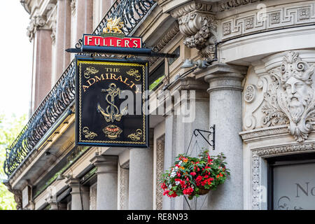 London, Regno Unito - 21 Giugno 2018: primo piano della famosa Admiralty pub bar con ingresso e nessuno rosso Fuller, segno da Trafalgar Square Foto Stock