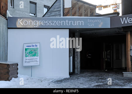 Visitatore principale di ingresso al Kongress Zentrum (venue per l annuale del Forum economico mondiale), in passeggiata, Davos, in Svizzera Foto Stock