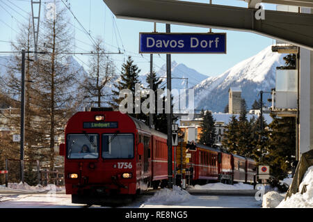 La Rhätische Bahn treno passeggeri arriva a Davos Dorf rail station da San Moritz mentre en route da Landquart via Klosters in Svizzera. La R Foto Stock