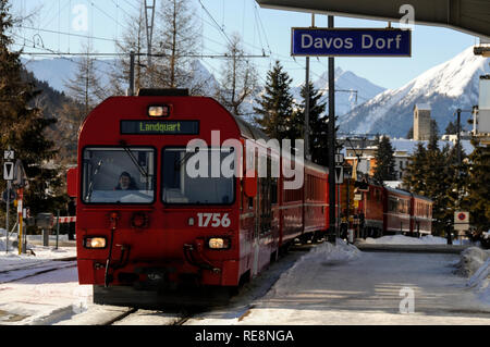 La Rhätische Bahn treno passeggeri arriva a Davos Dorf rail station da San Moritz mentre en route da Landquart via Klosters in Svizzera. La R Foto Stock