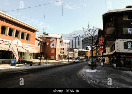 Strada principale dello shopping di Klosters ski resort in Svizzera Foto Stock