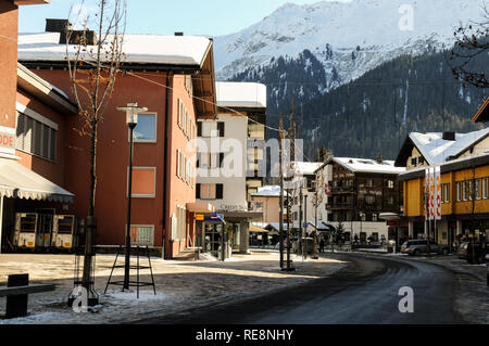 Strada principale dello shopping di Klosters ski resort in Svizzera Foto Stock