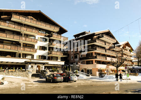Un paio di stile Svizzero hotel sulla Bahnhofstrasse, la strada principale dello shopping di Klosters ski resort in Svizzera Foto Stock