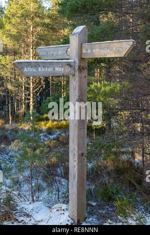 Cartello sul Affric Kintail modo percorso escursionistico vicino al fiume Affric parcheggio, Glen Affric, altopiani, Scozia Foto Stock