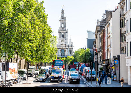 London, Regno Unito - 22 Giugno 2018: elevato angolo di visione della strada nel centro del quartiere finanziario del centro cittadino di città con architettura antica Santa Maria Le Strand chiesa in s Foto Stock