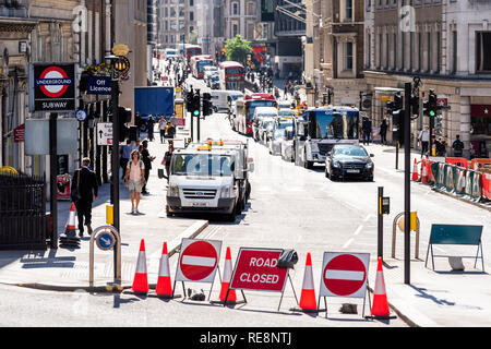 London, Regno Unito - 22 Giugno 2018: elevato angolo di visione della strada chiusa diga sign in città tramite la metropolitana e il traffico Foto Stock