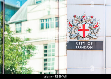 Città di Londra, Regno Unito - 22 Giugno 2018: Closeup di architettura moderna finestra in vetro della costruzione di riflessione e di segno nel centro business Centro e nobod Foto Stock