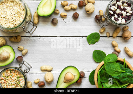 Potassio fonti alimentari come avocado, fagioli, semi, dadi, spinaci, mandorle. vista superiore con copia spazio. laici piatta Foto Stock
