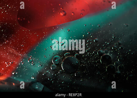 L'olio in acqua bolle astratto sfondo colorato Foto Stock
