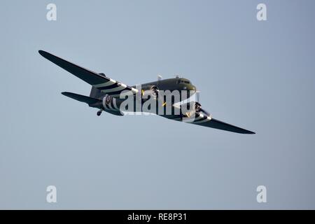 Dakota BBMF ZA947- verniciati per rappresentare Dakota FZ692 di n. 233 Squadrone denominato 'Kwicherbichen' al 2018 Bournemouth Air Festival Foto Stock